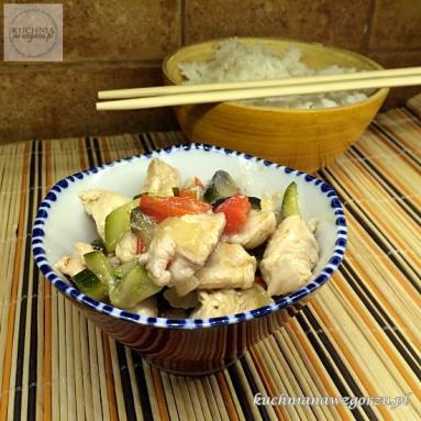 Zdjęcie - Kurczak po chińsku z chili, bakłażanem i cukinią - Przepisy kulinarne ze zdjęciami