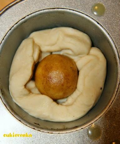 Zdjęcie - Drożdżowe bułeczki nadziewne piernikowym marcepanem - Przepisy kulinarne ze zdjęciami