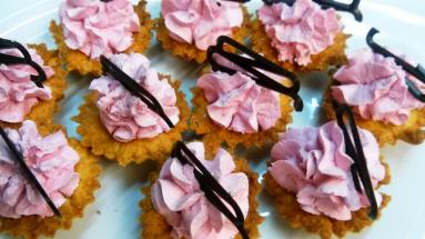 Zdjęcie - Mega kruche babeczki z różowym kremem - Przepisy kulinarne ze zdjęciami