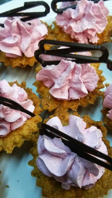 Zdjęcie - Mega kruche babeczki z różowym kremem - Przepisy kulinarne ze zdjęciami