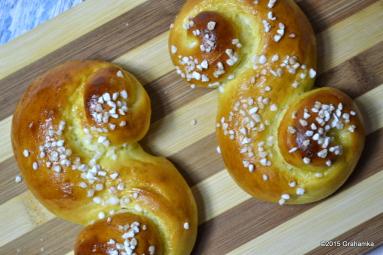 Zdjęcie - Lussekatter - szwedzkie bułki szafranowe - Przepisy kulinarne ze zdjęciami