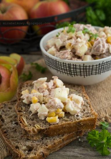 Zdjęcie - Sałatka z tuńczyka, jabłka i kukurydzy - Przepisy kulinarne ze zdjęciami