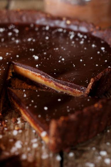 Zdjęcie - Czekoladowa tarta z solonym karmelem - Przepisy kulinarne ze zdjęciami