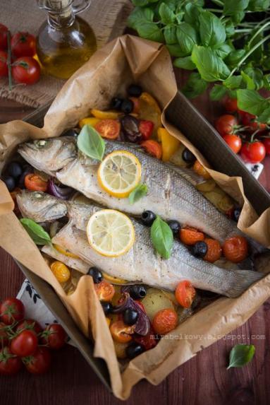 Zdjęcie - Okoń morski (labraks) pieczony z warzywami - Przepisy kulinarne ze zdjęciami