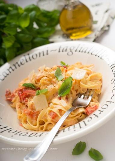 Zdjęcie - Fettucine w kremowym sosie z pieczonej papryki i sera feta - Przepisy kulinarne ze zdjęciami