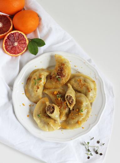 Zdjęcie - Pierogi z kaczką w pomarańczowym maśle - Przepisy kulinarne ze zdjęciami