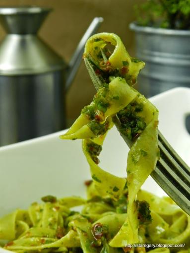 Zdjęcie - Pesto z rukoli i suszonych pomidorów - Przepisy kulinarne ze zdjęciami