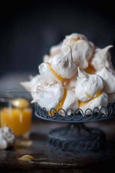 Zdjęcie - Beziki z kremem cytrynowym (Lemon curd meringues). - Przepisy kulinarne ze zdjęciami