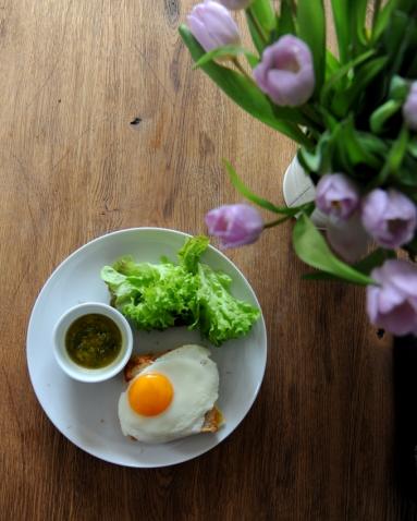 Zdjęcie - Śniadanie do łóżka #174: Croque madame z łososiem - Przepisy kulinarne ze zdjęciami