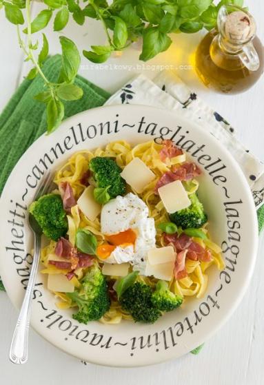 Zdjęcie - Tagliatelle z brokułami, szynką i jajkiem w koszulce - Przepisy kulinarne ze zdjęciami