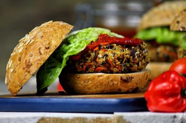 Zdjęcie - Wegańskie burgery z komosy ryżowej - Przepisy kulinarne ze zdjęciami