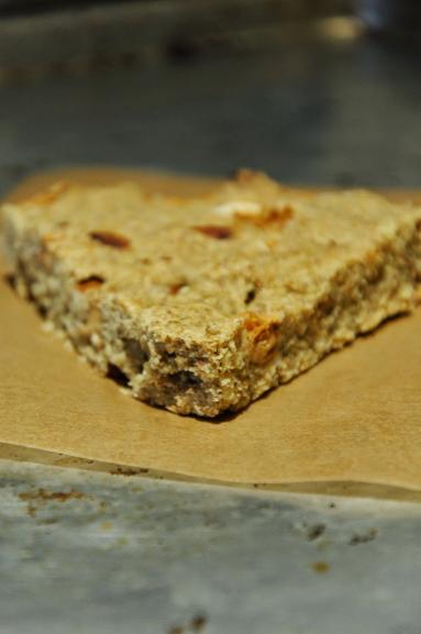 Zdjęcie - Kruche jaglane karmelowe ciasto z migdałami - Przepisy kulinarne ze zdjęciami