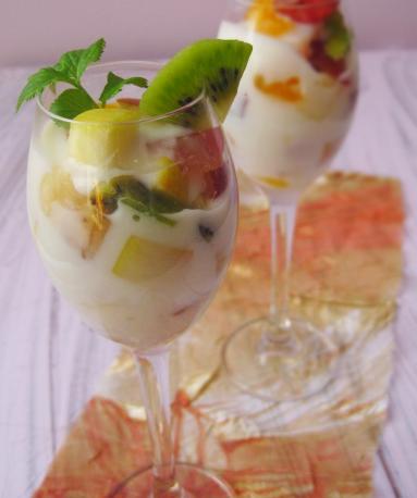Zdjęcie - Domowy budyń waniliowy z sałatką owocową - Przepisy kulinarne ze zdjęciami