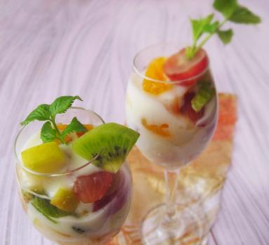 Zdjęcie - Domowy budyń waniliowy z sałatką owocową - Przepisy kulinarne ze zdjęciami