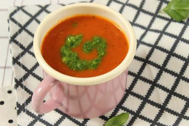 Zdjęcie - Krem z pomidorów z bazyliowym pesto - Przepisy kulinarne ze zdjęciami