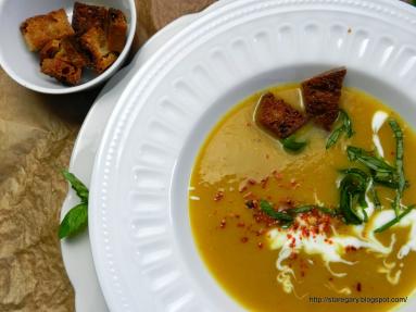 Zdjęcie - Zupa z selera naciowego i batatów - Przepisy kulinarne ze zdjęciami
