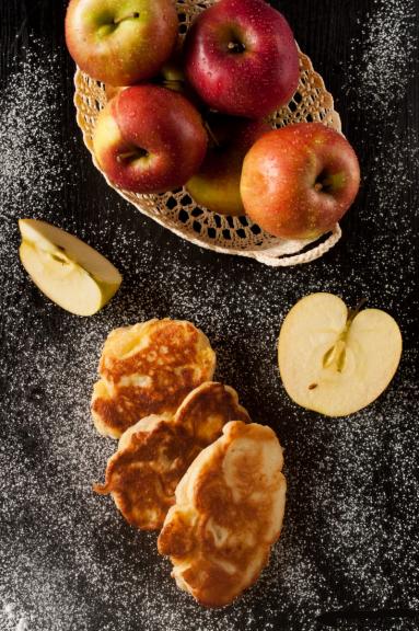 Zdjęcie - Racuchy z jabłkami - Przepisy kulinarne ze zdjęciami