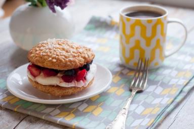 Zdjęcie - Brytyjskie ciacteczka ‚scones’ z owocami i bitą śmietanką - Przepisy kulinarne ze zdjęciami