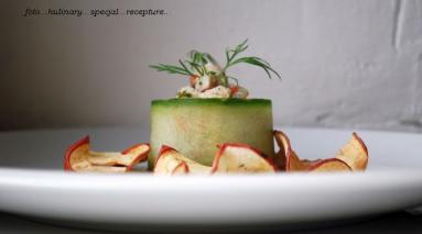 Zdjęcie - Tatar ze śledzia z chipsem jabłkowym otoczony cukinią - Przepisy kulinarne ze zdjęciami