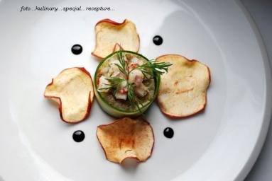 Zdjęcie - Tatar ze śledzia z chipsem jabłkowym otoczony cukinią - Przepisy kulinarne ze zdjęciami