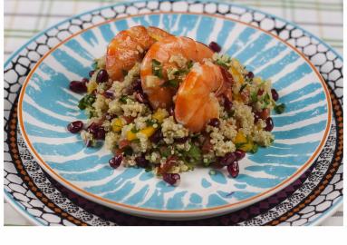 Zdjęcie - Sałatka z komosy ryżowej z krewetkami - Przepisy kulinarne ze zdjęciami