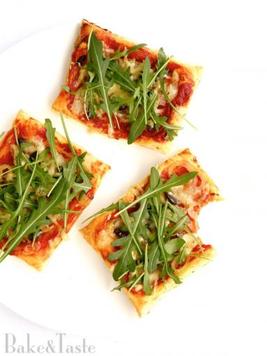 Zdjęcie - Mini pizze na cieście francuskim - Przepisy kulinarne ze zdjęciami