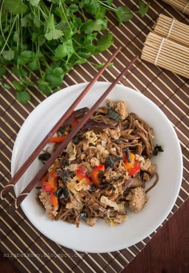 Zdjęcie - Makaron soba z wieprzowiną i kapustą pekińską - Przepisy kulinarne ze zdjęciami