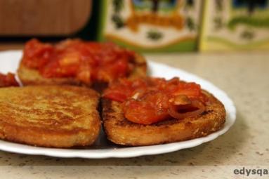 Zdjęcie - Tosty chlebowe z patelni ze smażonymi pomidorami - Co na wege obiad... - Przepisy kulinarne ze zdjęciami