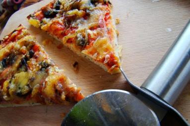 Zdjęcie - Pizza z pieczarkami - Przepisy kulinarne ze zdjęciami