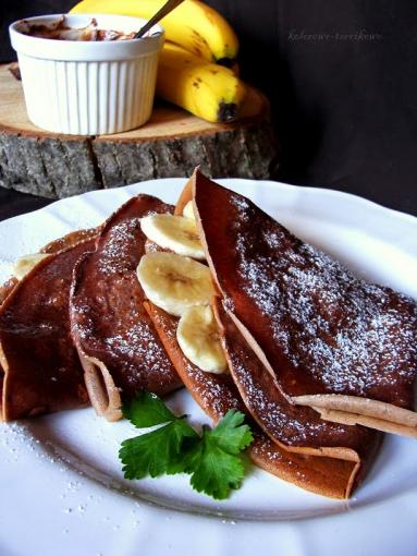 Zdjęcie - Naleśniki kakaowe z bananami - Przepisy kulinarne ze zdjęciami