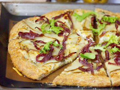 Zdjęcie - Pizza z bresaolą, gruszką i gorgonzolą / Bresaola, pear and gorgonzola pizza - Przepisy kulinarne ze zdjęciami