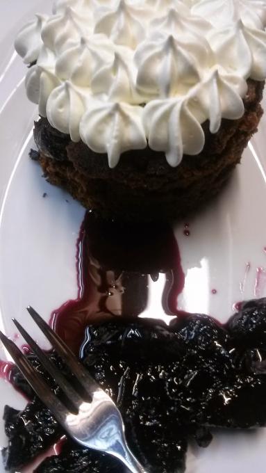 Zdjęcie - Ciasto czekoladowe z sosem z czerwonego wina i śliwek - Przepisy kulinarne ze zdjęciami