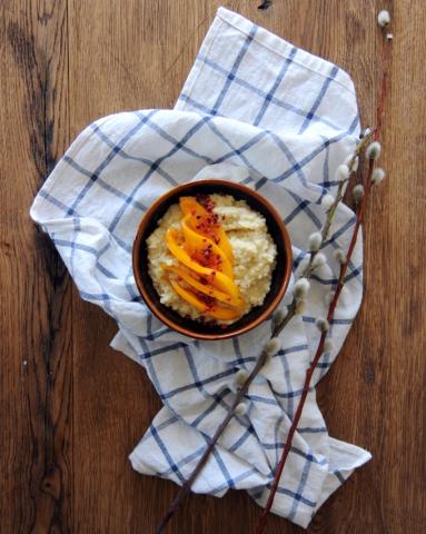 Zdjęcie - Śniadanie do łóżka #177: Płatki jaglane z mango i różowym pieprzem - Przepisy kulinarne ze zdjęciami