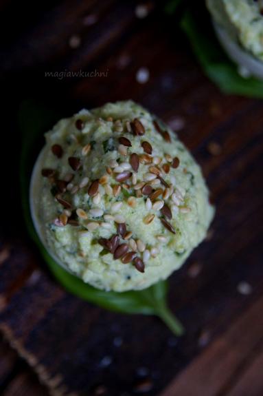 Zdjęcie - Jajka z zielonym kalafiorem i sezamem - Przepisy kulinarne ze zdjęciami