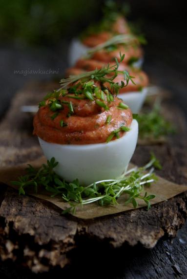 Zdjęcie - Jajka faszerowane papryką - Przepisy kulinarne ze zdjęciami