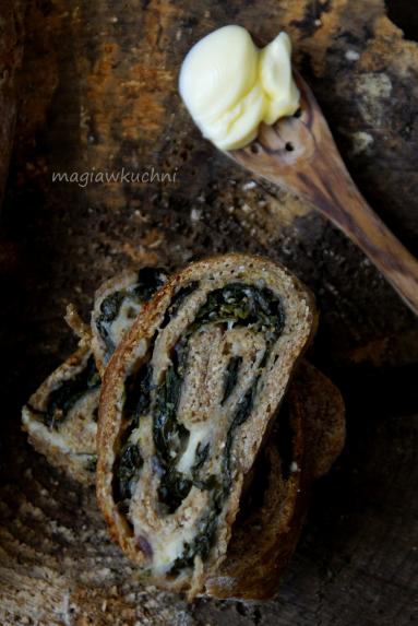 Zdjęcie - Chlebek nadziewany szpinakiem i fetą - Przepisy kulinarne ze zdjęciami