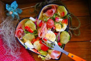 Zdjęcie - Lekka sałatka z szynką i z sosem  tymiankowym - Przepisy kulinarne ze zdjęciami