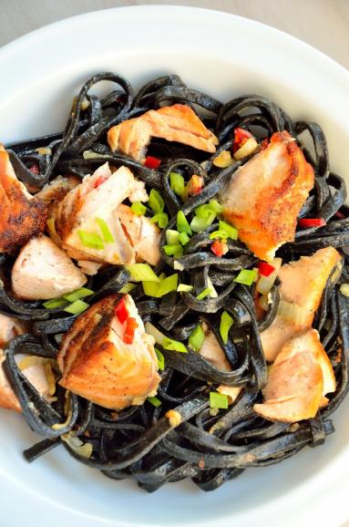 Zdjęcie - Makaron z sepią z łososiem i anchois - Przepisy kulinarne ze zdjęciami