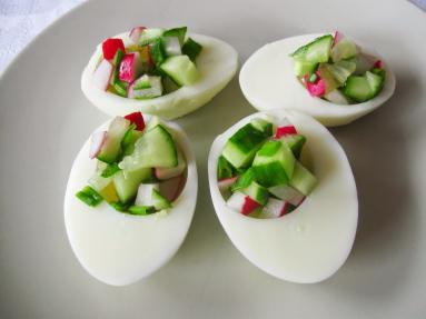 Zdjęcie - Sałatka wiosenna z jajkami, młodym szpinakiem i rzodkiewką - Przepisy kulinarne ze zdjęciami