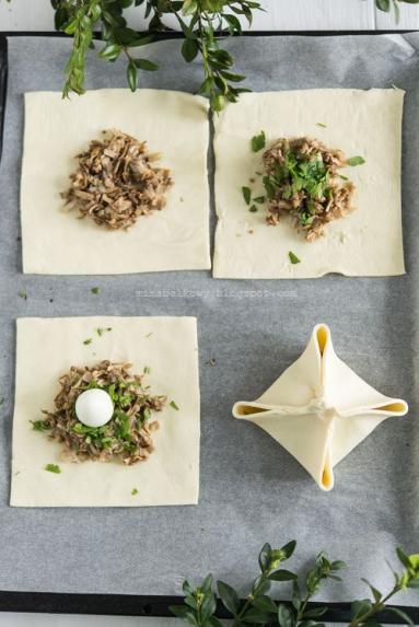 Zdjęcie - Jajka przepiórcze z pieczarkami w cieście francuskim - Przepisy kulinarne ze zdjęciami