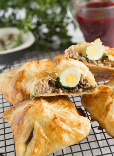 Zdjęcie - Jajka przepiórcze z pieczarkami w cieście francuskim - Przepisy kulinarne ze zdjęciami