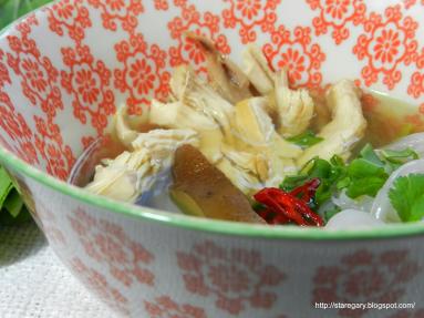 Zdjęcie - Zupa pho z kurczakiem z wolnowaru - Przepisy kulinarne ze zdjęciami