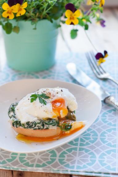 Zdjęcie - Grzanki z kremowym szpinakiem, serem pleśniowym i jajkiem - Przepisy kulinarne ze zdjęciami