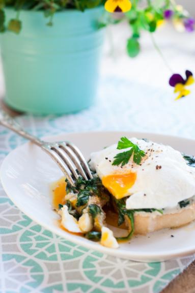Zdjęcie - Grzanki z kremowym szpinakiem, serem pleśniowym i jajkiem - Przepisy kulinarne ze zdjęciami