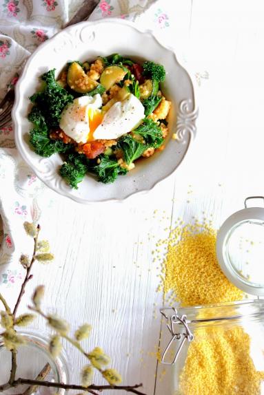 Zdjęcie - Sałatka z kaszy jaglanej z cukinią i jajkiem w koszulce - Przepisy kulinarne ze zdjęciami