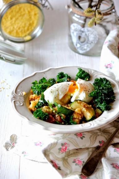 Zdjęcie - Sałatka z kaszy jaglanej z cukinią i jajkiem w koszulce - Przepisy kulinarne ze zdjęciami
