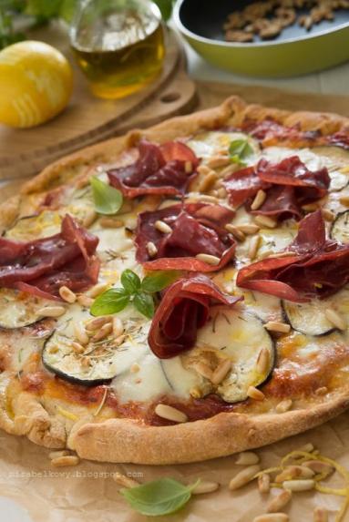 Zdjęcie - Pizza z szynką bresaola, bakłażanem i orzeszkami pinii - Przepisy kulinarne ze zdjęciami