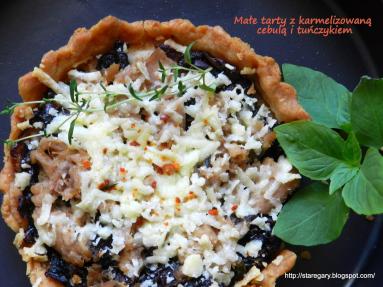 Zdjęcie - Małe tarty z karmelizowaną cebulą i tuńczykiem - Przepisy kulinarne ze zdjęciami