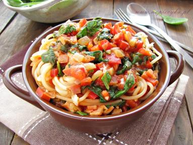 Zdjęcie - Spaghetti z papryką i szpinakiem - Przepisy kulinarne ze zdjęciami