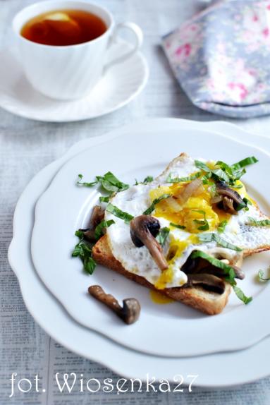 Zdjęcie - Tosty ze smażonymi pieczarkami i jajkiem sadzonym - Przepisy kulinarne ze zdjęciami